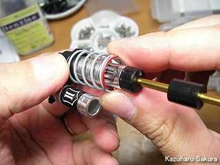 Axial(アキシャル)・SCX10・ジープ ラングラー G6 製作記 ～ オイルダンパーの組み立て ～ スプリング（短）の挿入